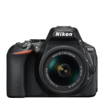 Nikon D5600 con lente