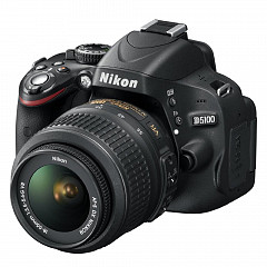 Nikon D5100 con lente