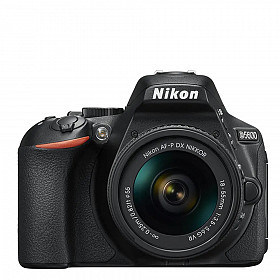 Nikon D5600 con lente
